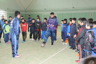 熱心に指導する神川監督