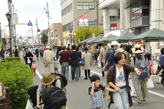 駅前通りは多くの参加者であふれました