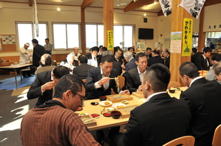 大勢の関係者が試食