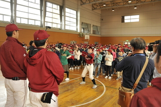 児童が選手たちにエールを送りました！