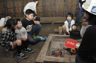 復元住居内でおやつ焼き体験！