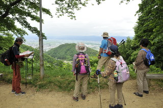 鐘楼堂そばの絶景ポイントで一休み