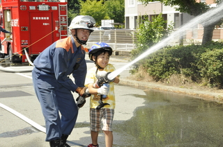 的に向かって放水！