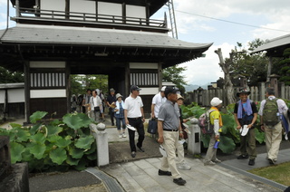 市指定有形文化財の安楽寺の山門をくぐる