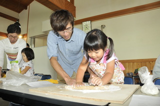 親子でそばピザの生地作り♪