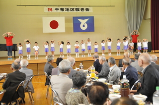 園児たちの歌や踊りに拍手喝采