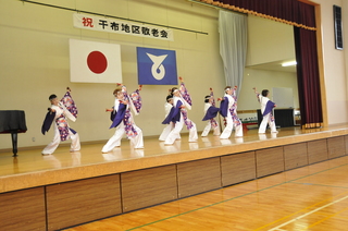 地元グループがお祝いの踊りを披露