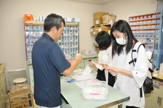 調剤体験でお菓子の薬を調合