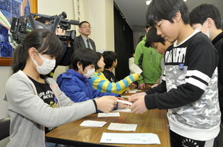 児童たちが選挙事務や投票を体験