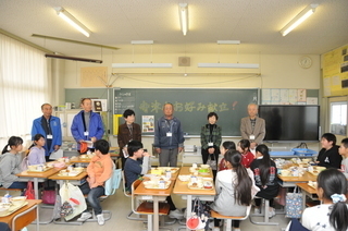 生産者などを招いて交流給食