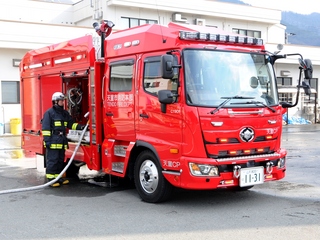 新しい化学消防ポンプ自動車