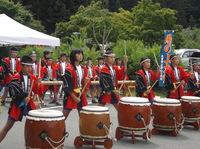 湯の上太鼓を披露する津山小の皆さん