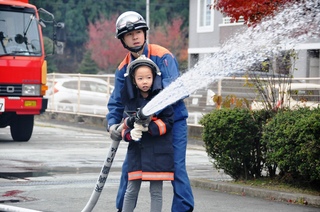 重たいホースを持って放水体験