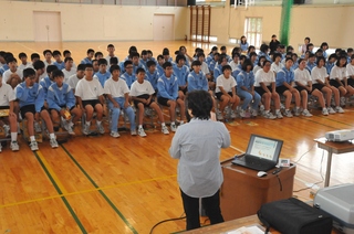 認知症について真剣に学ぶ生徒