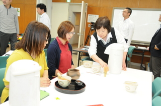 抹茶の作法などを学びます