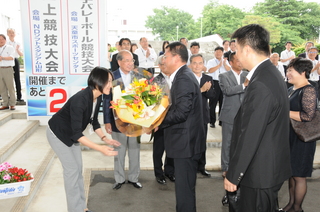 職員の歓迎を受ける宋副市長