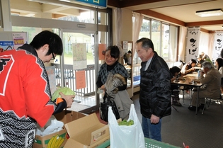 地元産の野菜も格安で販売