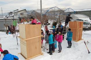 身長より高く雪を積み上げます