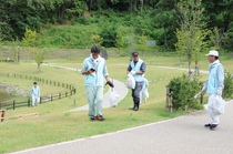 愛宕沼周辺でごみ拾いをするみなさん