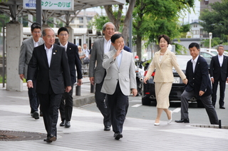 天童駅前で市民の歓声に応えられる皇太子さま