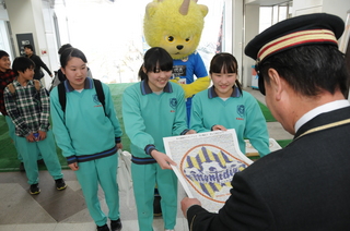 出来上がったポスターを駅長に手渡し