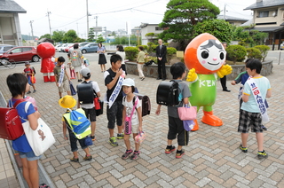 人ＫＥＮまもるくんとあゆちゃんと一緒に啓発活動