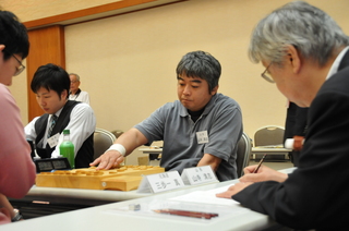 勝負に挑む山寺清志五段