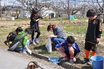 外では石・ごみ拾い