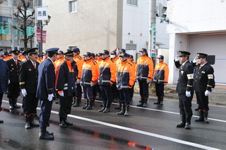 山本市長を先頭にした観閲