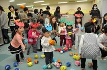 子育てサロンお面を作ってみんなで豆まき2