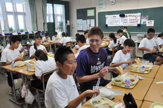 藤岡選手の突っ込みで教室は笑いの渦に