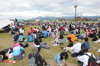 抽選会に大勢の人が集まりました