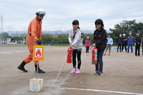 小学生の消火器による消火訓練