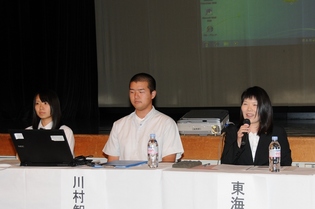 意見を発表する３人の学生のみなさん