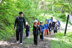 面白山に登山するスキースポーツ少年団