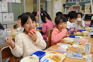 おいしそうにりんごをほおばる子どもたち3