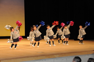 幼稚園児のかわいらしいダンス