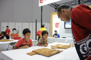 ふるさと工芸ワークショップで将棋体験