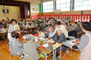 芋煮とそばが振る舞われました