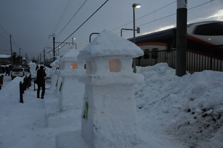 雪灯籠の脇を新幹線が通過