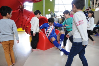 ぼうけん広場で滑り台を体験