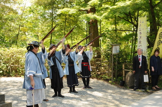 平成上山藩小銃大砲隊の銃術奉納